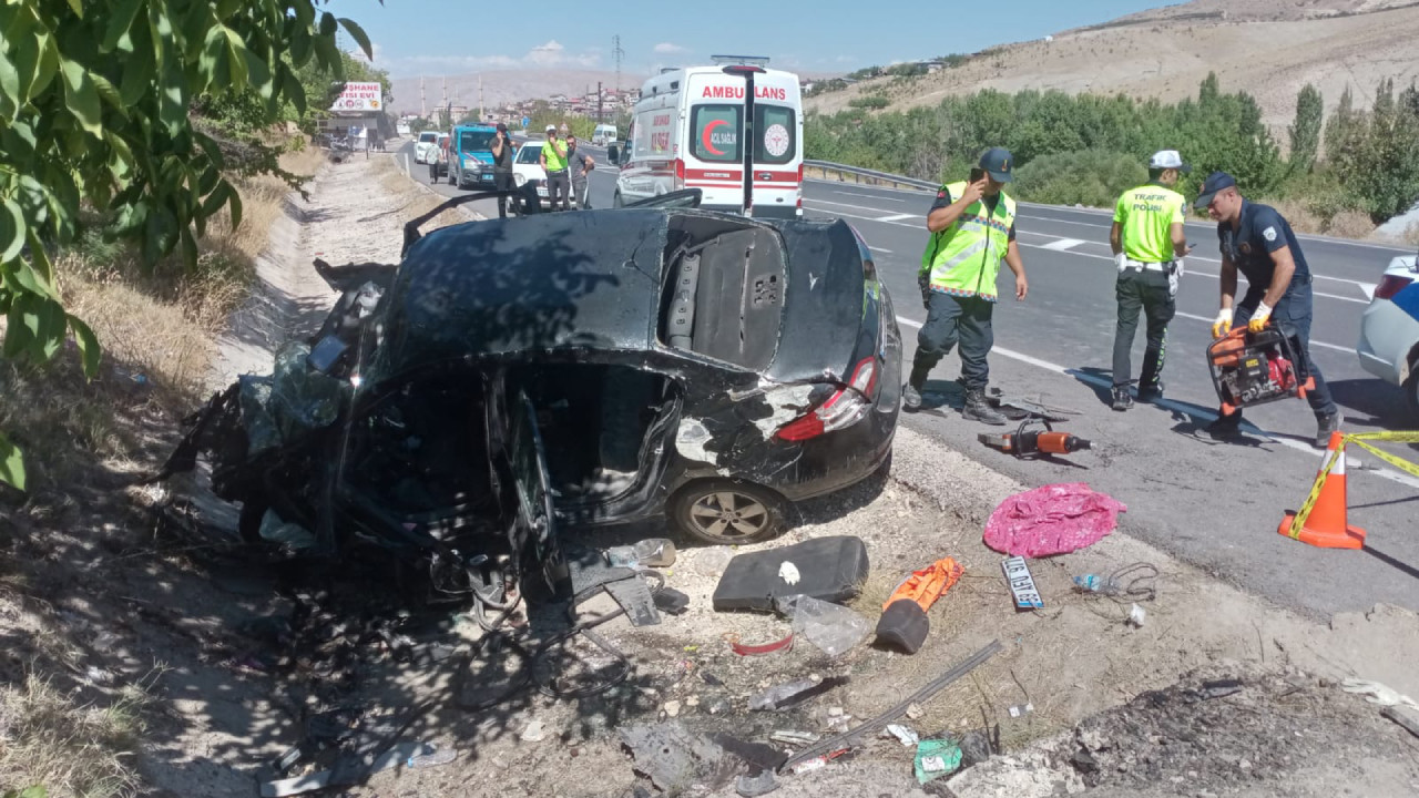 Malatya'da otomobil menfeze çarptı: 3 ölü, 1 yaralı