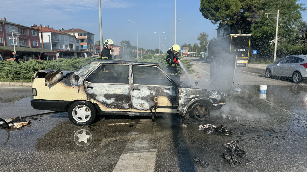 Samsun'da bir otomobil seyir halinde alev aldı