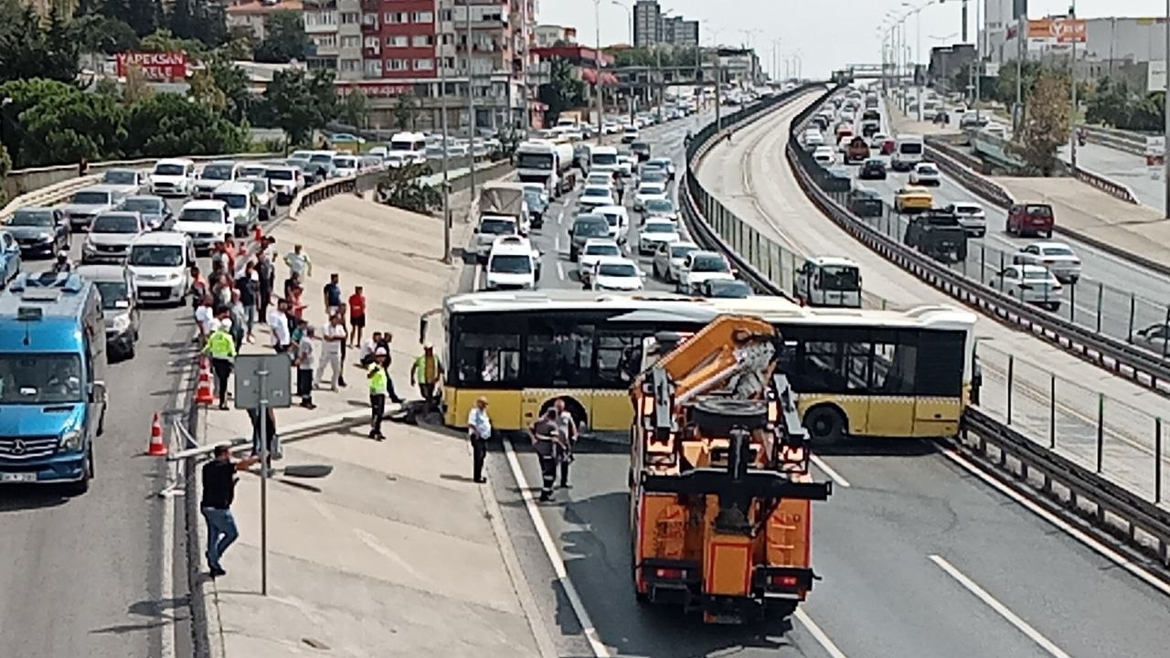 Avcılar'da İETT otobüsü kaza yaptı, D-100 kara yolu kapandı