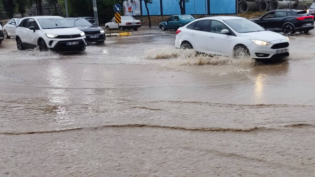 Isparta'da sağanak, hayatı olumsuz etkiledi