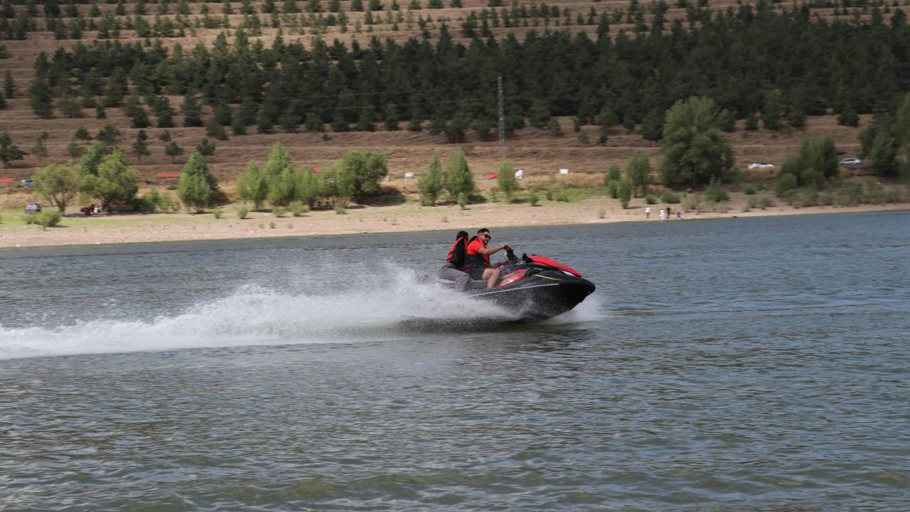 Erzurum'da Teke Deresi Göleti'nde jet ski heyecanı