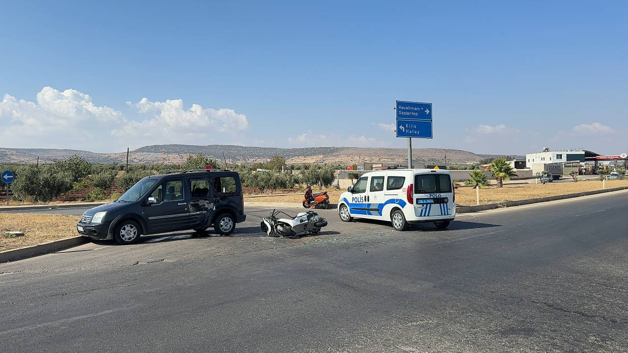 Kilis'te hafif ticari araç ile motosiklet çarpıştı: 2 kişi yaralandı