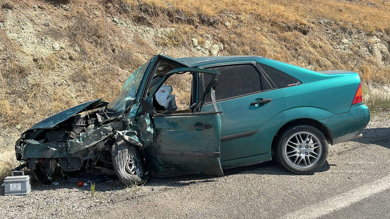 Ankara'da iki otomobil çarpıştı: 6 kişi yaralandı