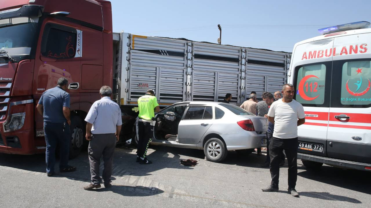 Muş'ta dönüş yapan tıra çarpan otomobildeki 1 kişi öldü