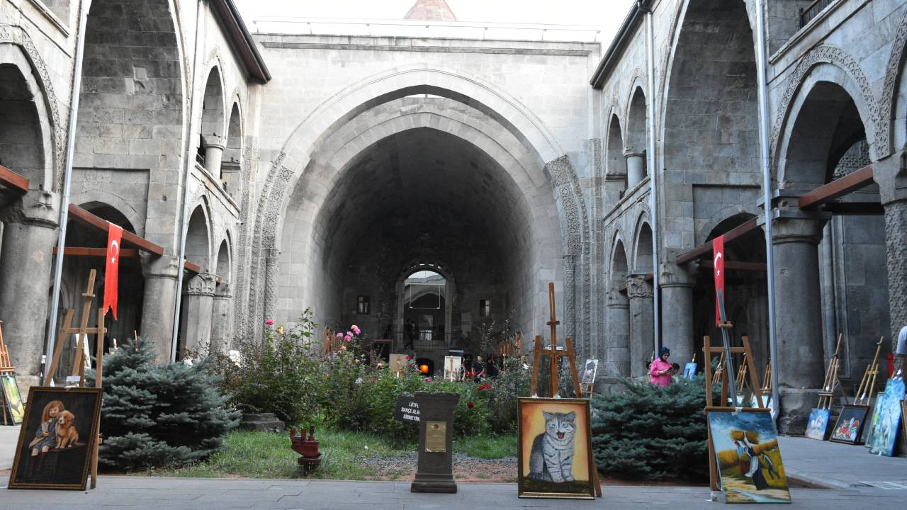 Erzurum'un tarihi ve doğası yağlı boya tablolara işlendi