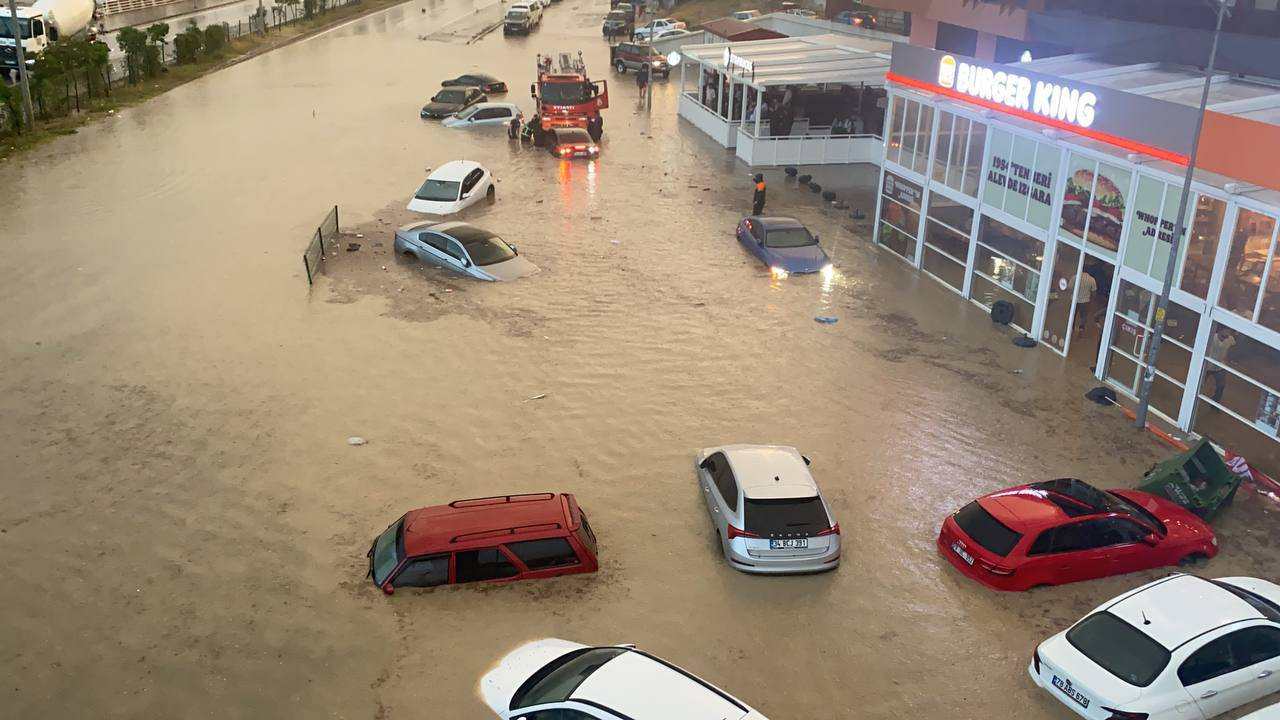 Karabük'te sağanak yağış: Evleri su bastı, araçlar sular altında kaldı