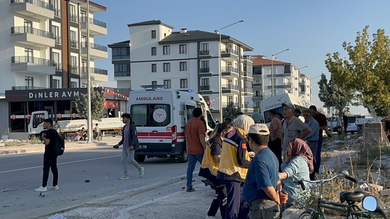 Mevsimlik işçileri taşıyan minibüs ile otomobil çarpıştı: 15 yaralı