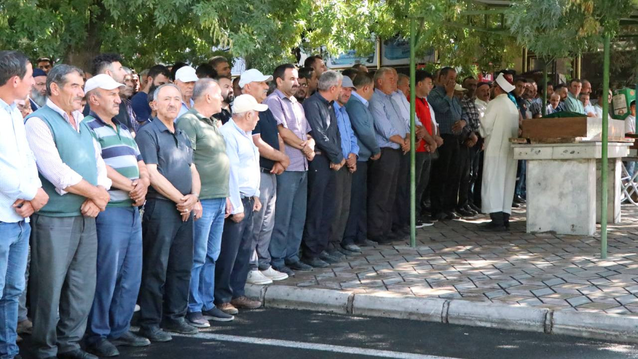 Niğde'de baraj gölünde cesetleri bulunan baba ve kızı toprağa verildi