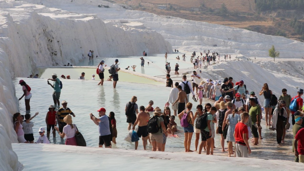 Pamukkale'yi 1 milyon 700 bin turist ziyaret etti