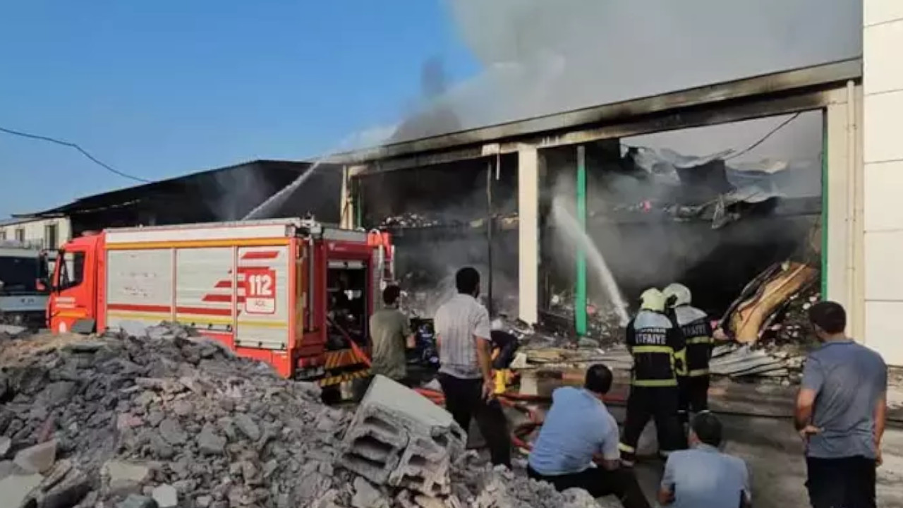 Adana'da sanayi sitesinde yangın: 10 iş yeri zarar gördü