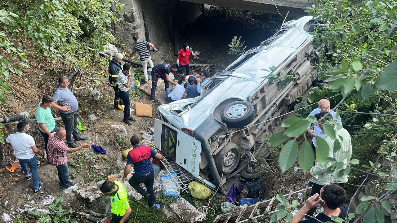 Fındık işçilerini taşıyan minibüs kaza yaptı: 1 çocuk öldü, 25 kişi yaralandı