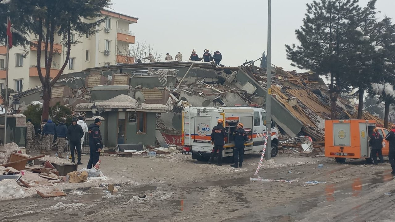 Depremde ağır hasar alan binada erkek cesedi bulundu