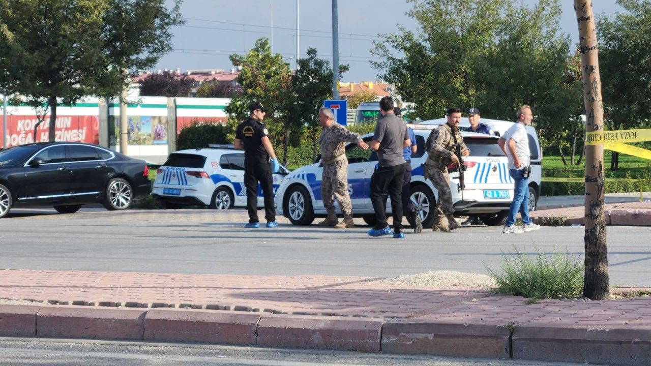 Konya'da çalıntı araçla kaçan şüpheliler ateş açtı, 2 polis yaralandı