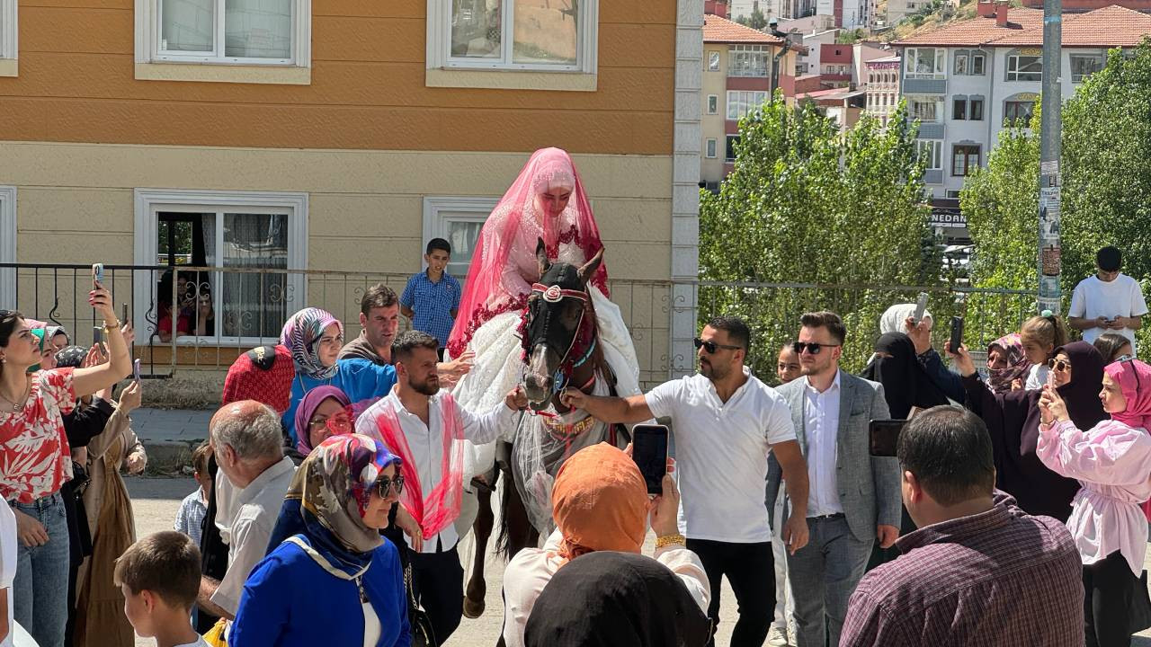 Bayburt'ta gelini damadın evine at sırtında getirme geleneği