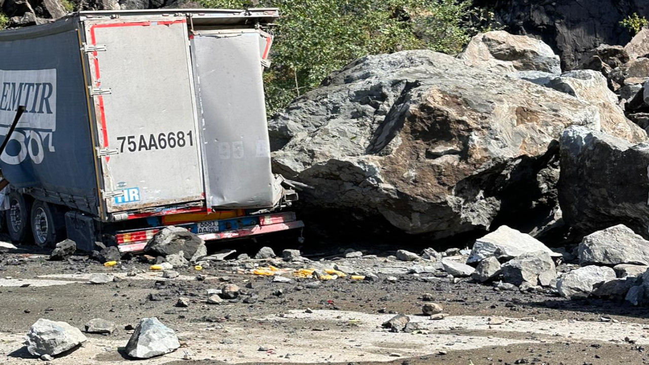 Artvin'de yamaçtan kopan taşlar 2 TIR'ın üzerine düştü