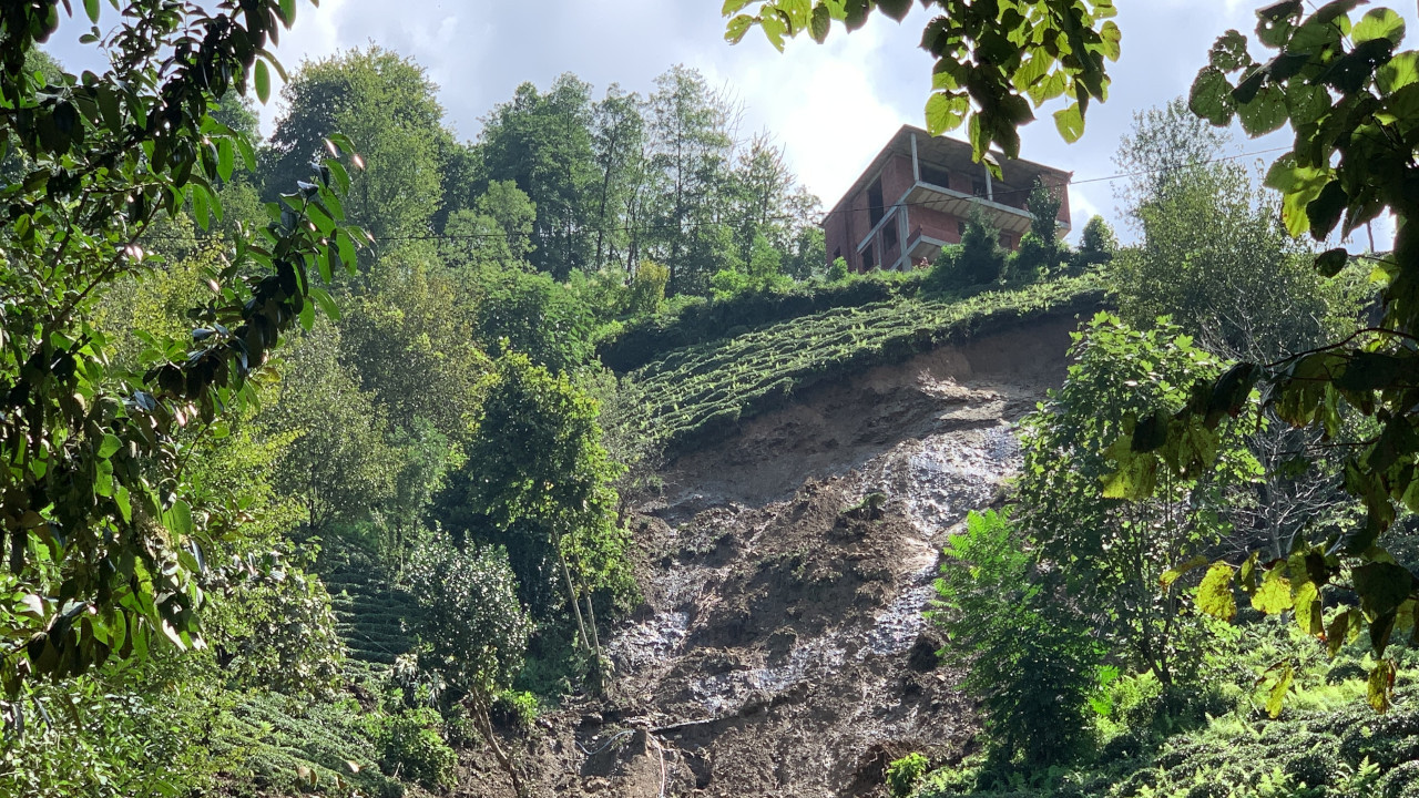 Rize'de heyelan: Çay üreticisi son anda kurtuldu