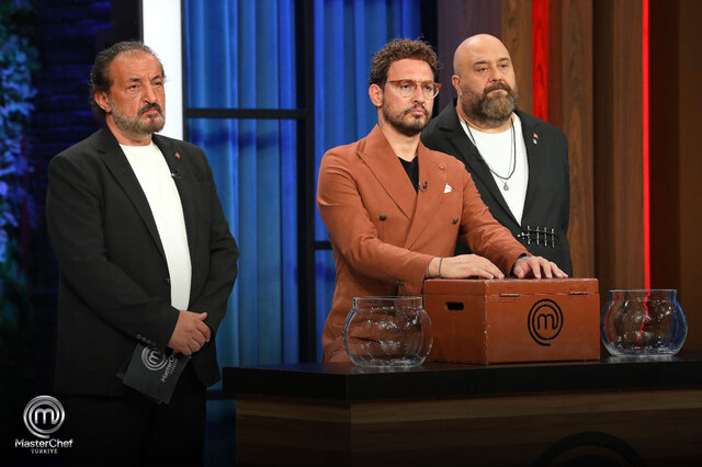 MasterChef'te şeflerden yarışmacıya şaka: 'Kapıyı açar mısın abi?' - Sayfa 1