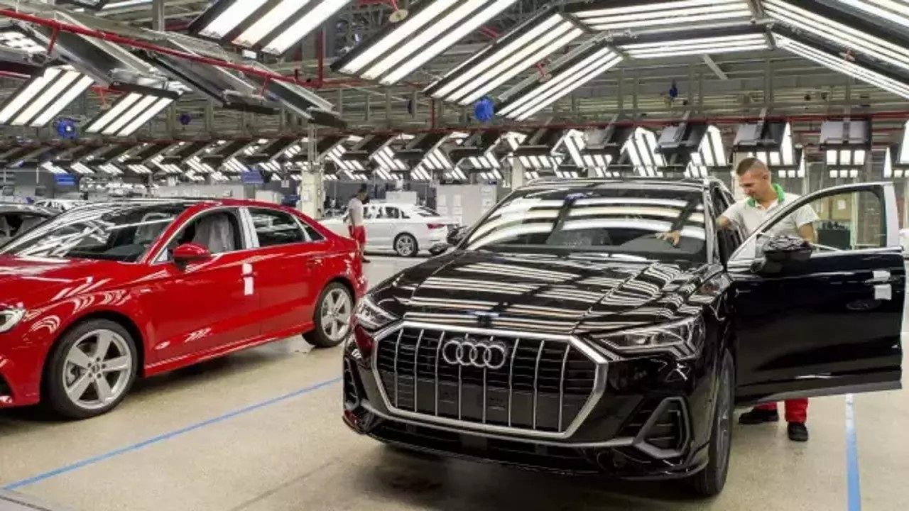 Audi'de grev: İşçiler yüzlerce aracın anahtarına el koydu