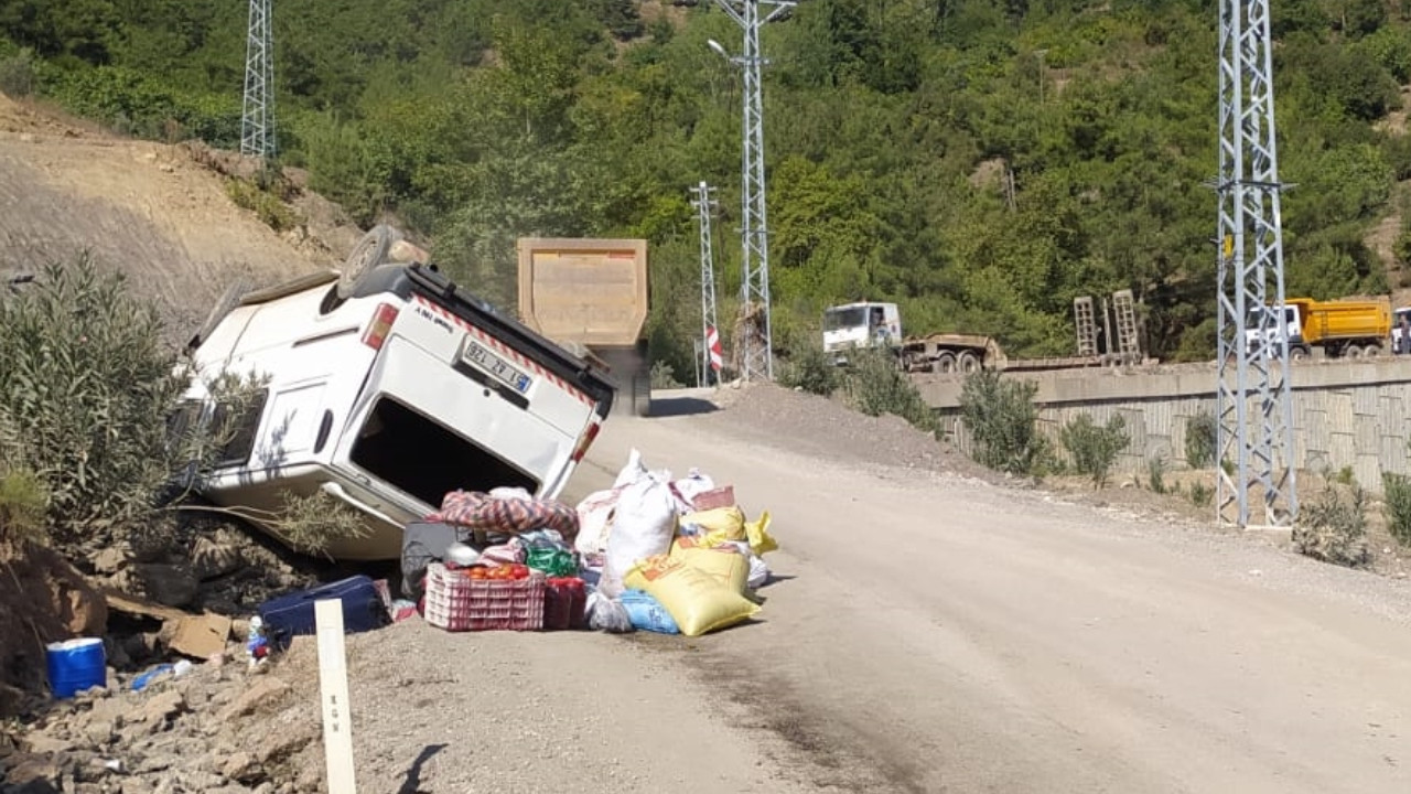 Adana'da bir minibüs devrildi: 6 yaralı