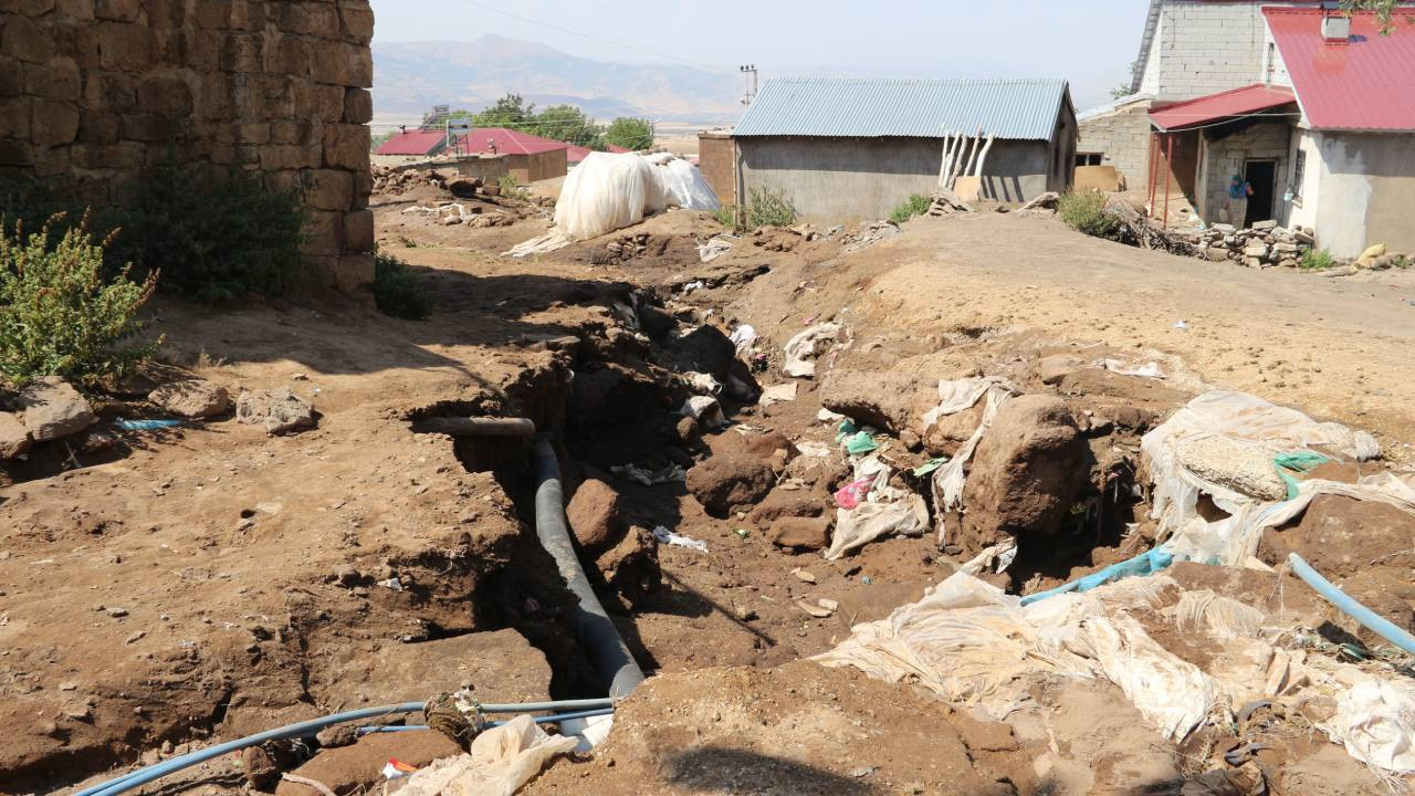 Bitlis'te selin etkilediği köyde hasar tespit çalışması başlatıldı