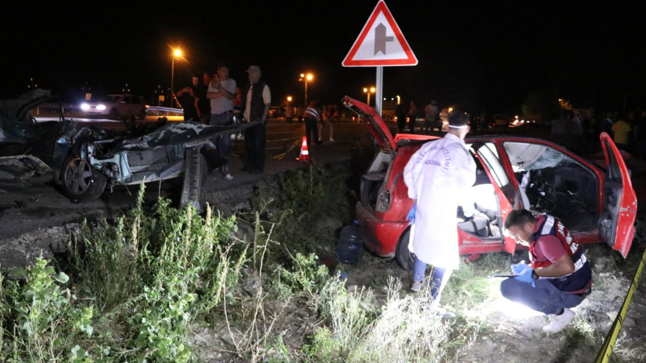 Burdur'da iki otomobil çarpıştı: 2 ölü, 3 yaralı