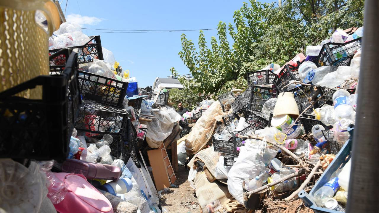 Antalya'da bir gecekondudan 14 kamyon çöp çıkarıldı