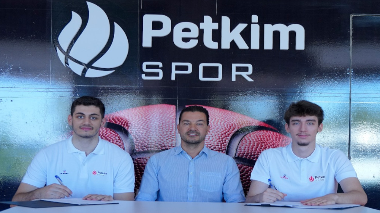 Petkimspor gençlerini profesyonel yaptı