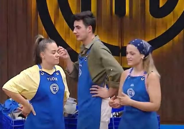 MasterChef'te 'favori isim yarışmaya devam edemeyecek' iddiası: 'Suratı yandı çocuğun' - Sayfa 4