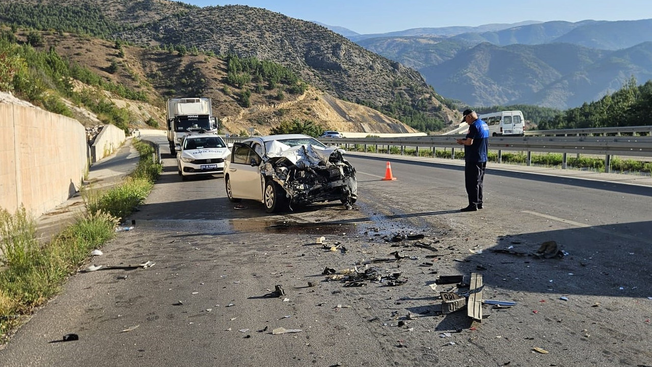 Amasya'da otomobil kamyona çarptı: 1'i ağır 2 yaralı