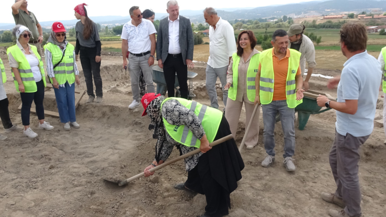 Tavşanlı Höyük'teki kazılarda girişimci kadınlar da yer aldı