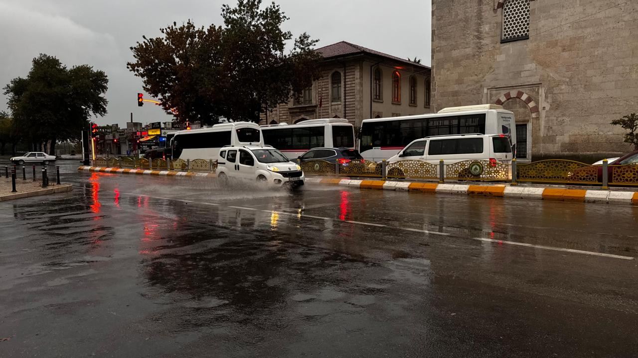 Edirne'de sağanak hayatı olumsuz etkiledi