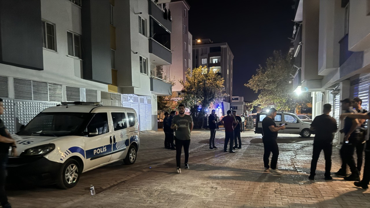 Havaya rastgele ateş ederken kendini yaraladı