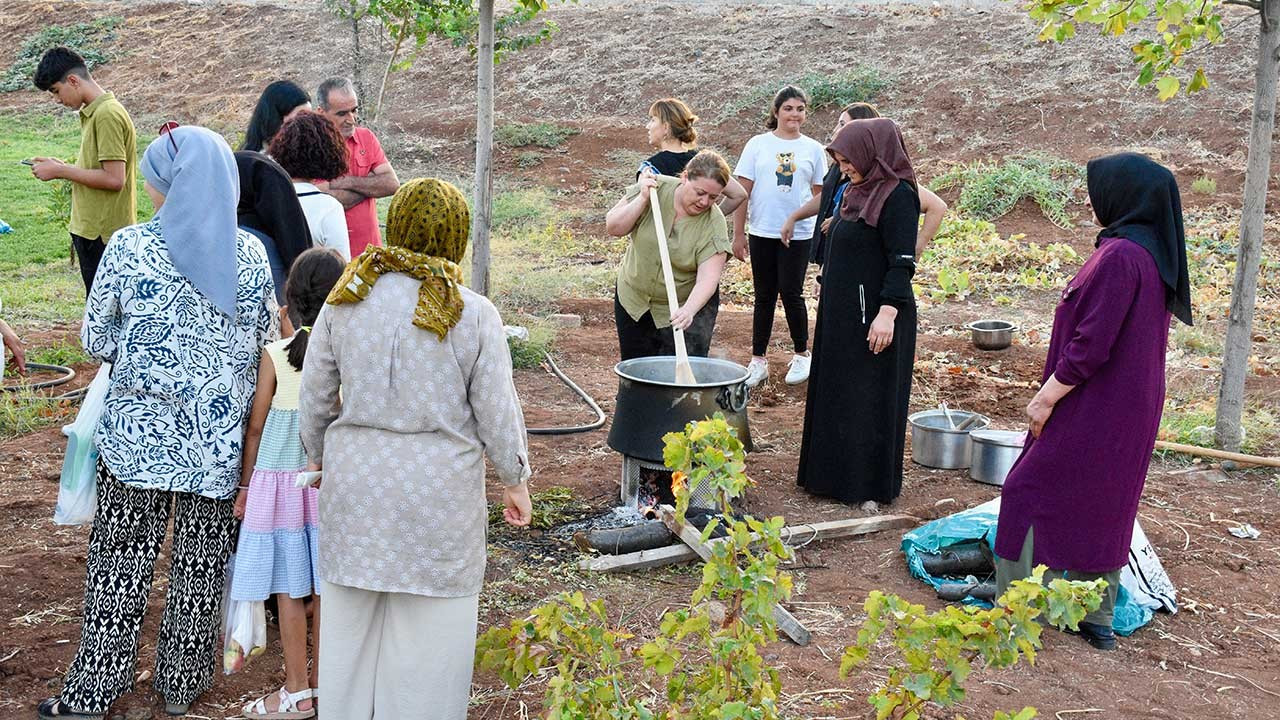 Bağlar Belediyesi binlerce yıllık bağ bozumu kültürünü yaşatıyor