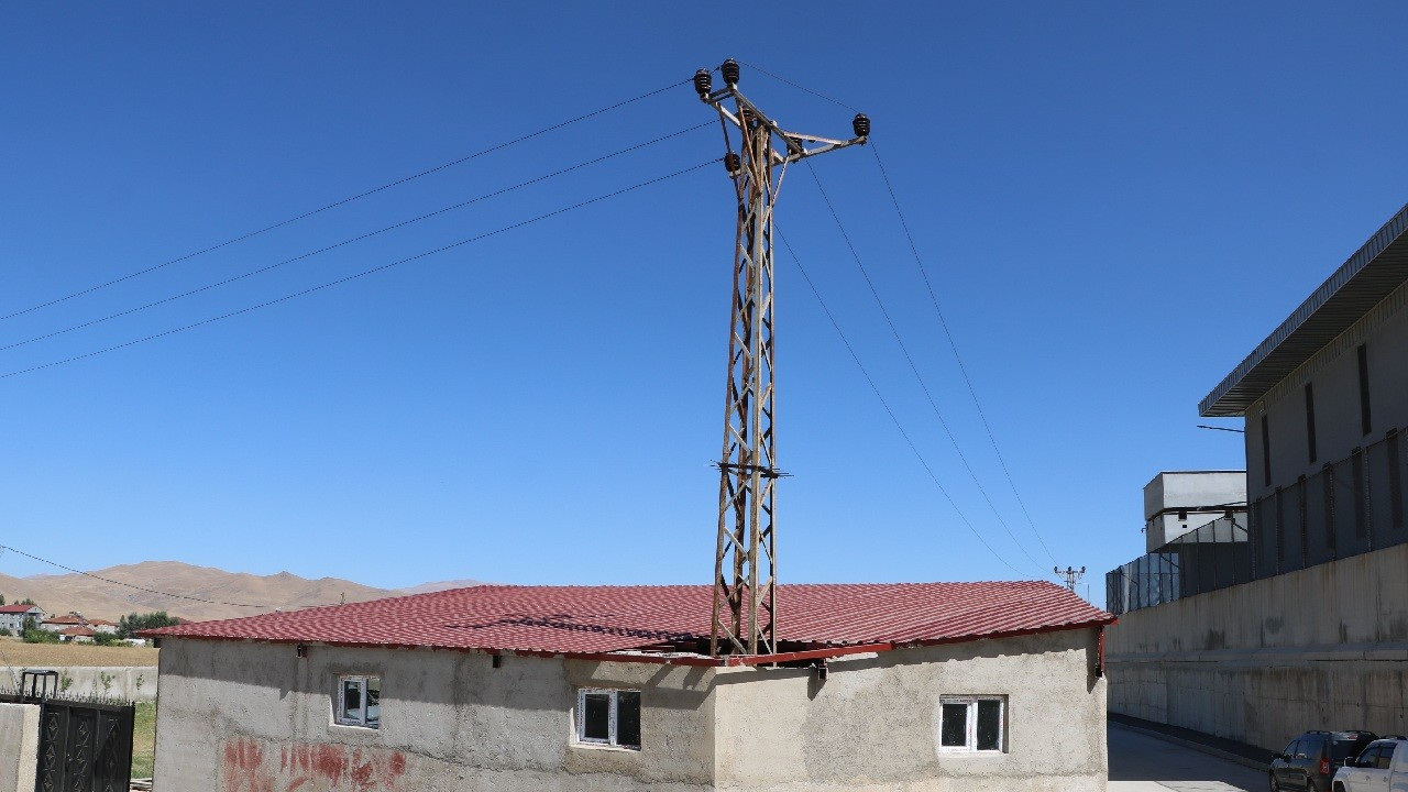 Hakkari'de elektrik direği tekstil atölyesinin içinde kaldı