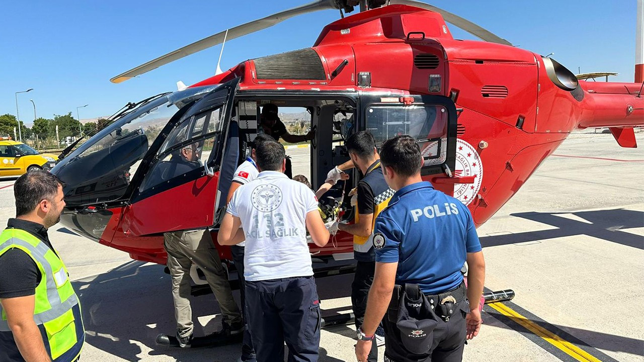 Ambulans helikopter 3 yaşındaki hastayı Muş'tan Ankara'ya getirdi