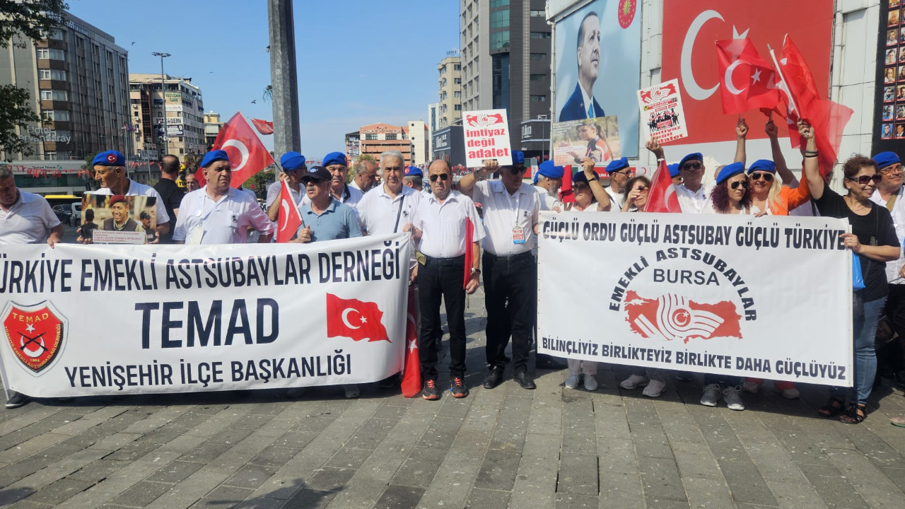 Emekli astsubaylar Bursa'da bir araya gelerek tazminat hakkı istedi