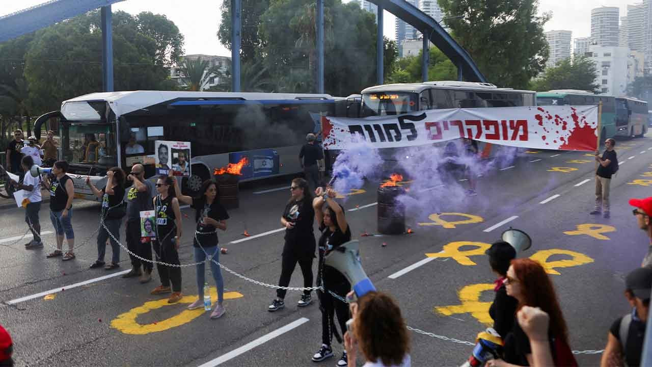 Rehine anlaşması talep eden eylemcilerden köprüde zincirli protesto