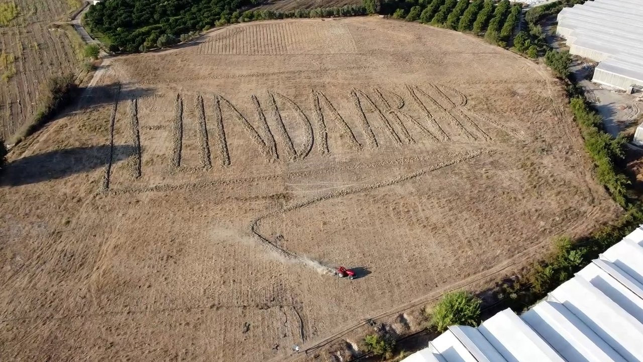 Hayranı olduğu Funda Arar'ın adını tarlasına yazdı