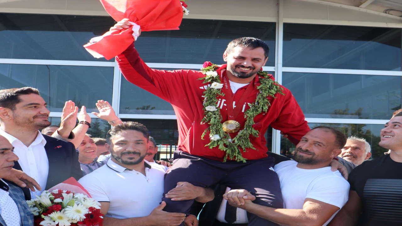 Erzurum'a ilk altın madalyayı getiren sporcu havalimanında karşılandı