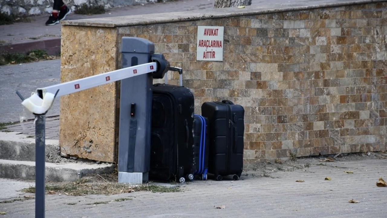 Terk ettiği valizlerde uyuşturucu bulunan şüpheli otogarda yakalandı