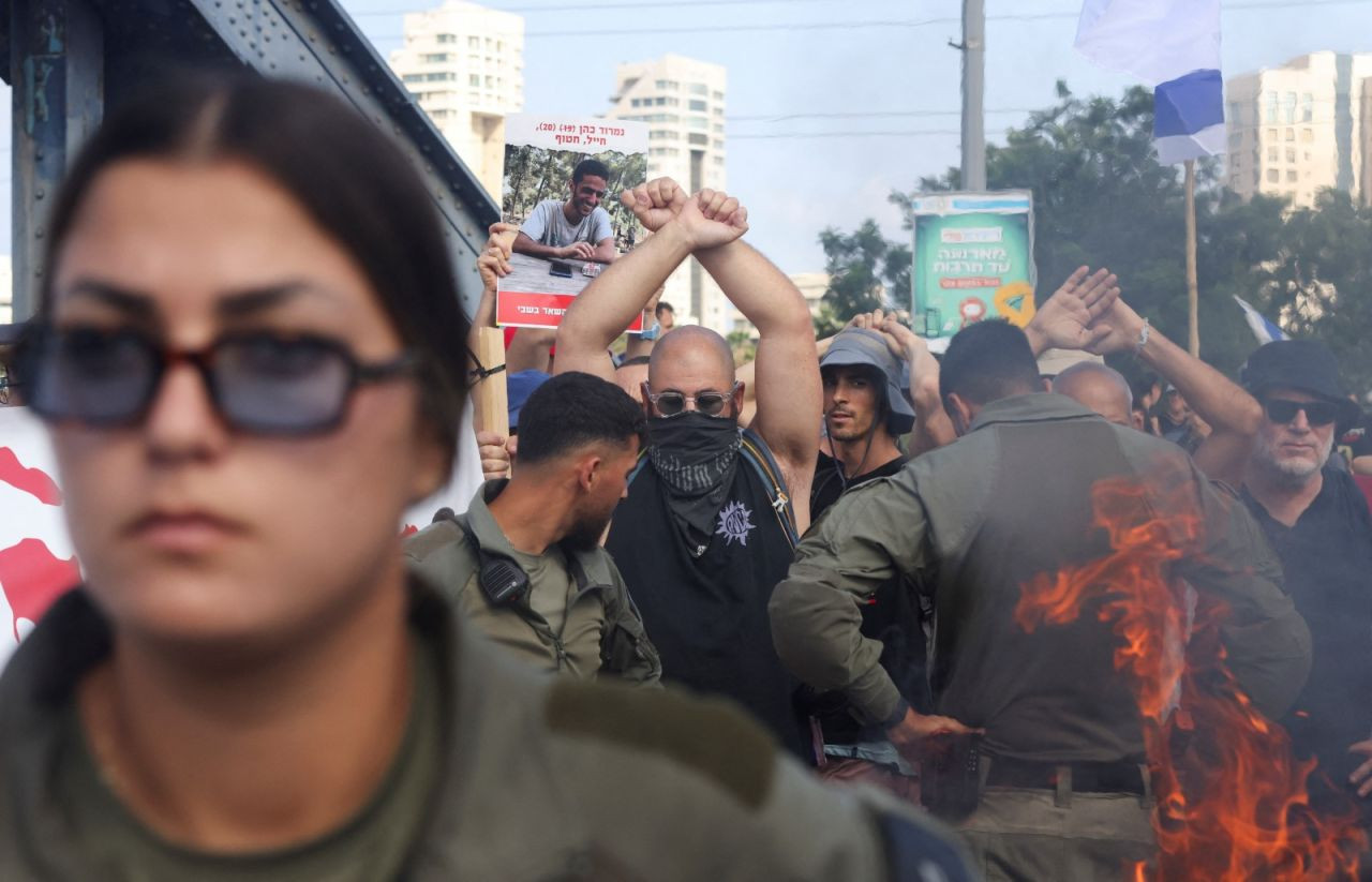 İsrail'de rehine anlaşması talep eden eylemcilerden köprüde zincirli protesto - Sayfa 4