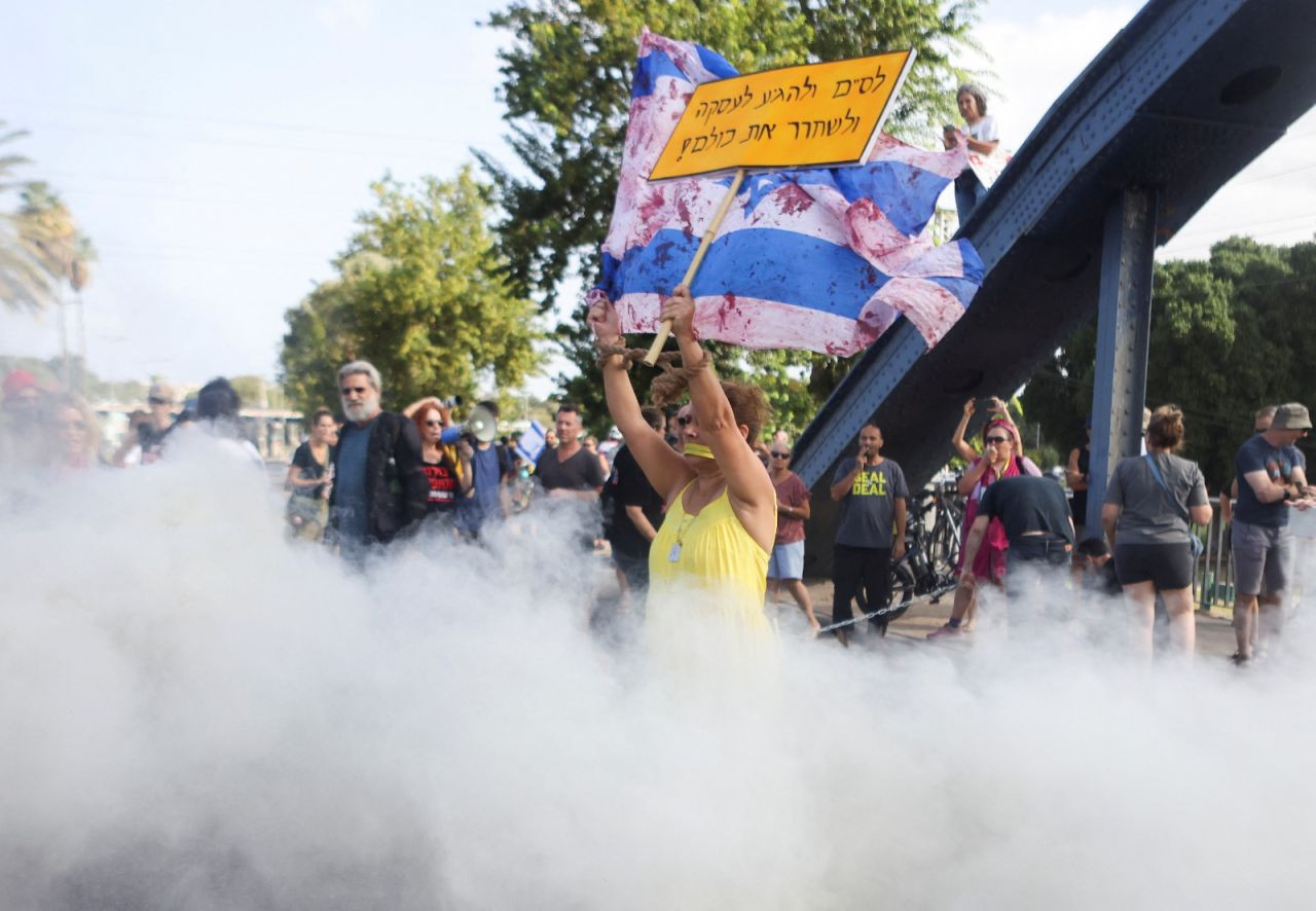 İsrail'de rehine anlaşması talep eden eylemcilerden köprüde zincirli protesto - Sayfa 3