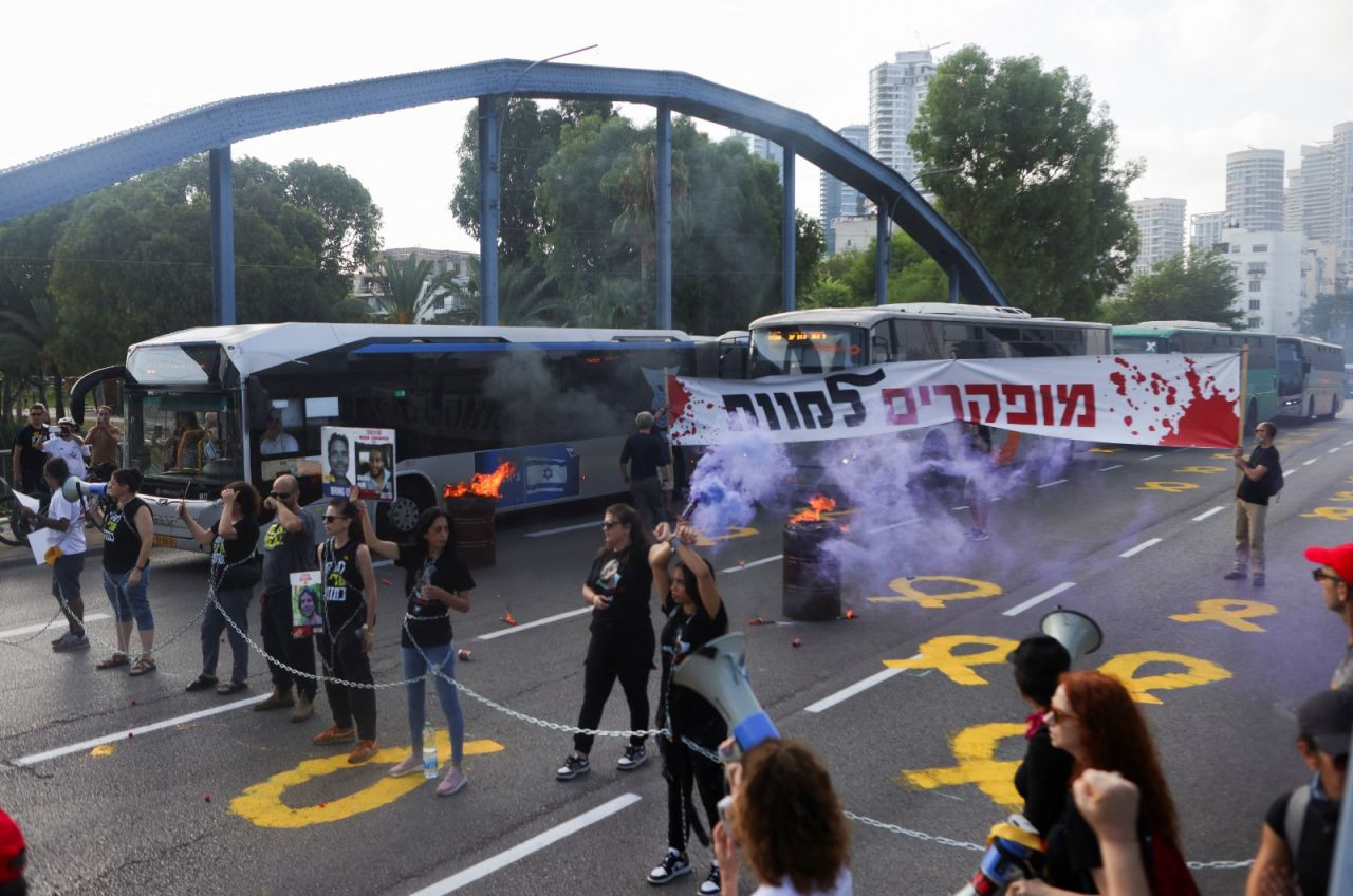 İsrail'de rehine anlaşması talep eden eylemcilerden köprüde zincirli protesto - Sayfa 1