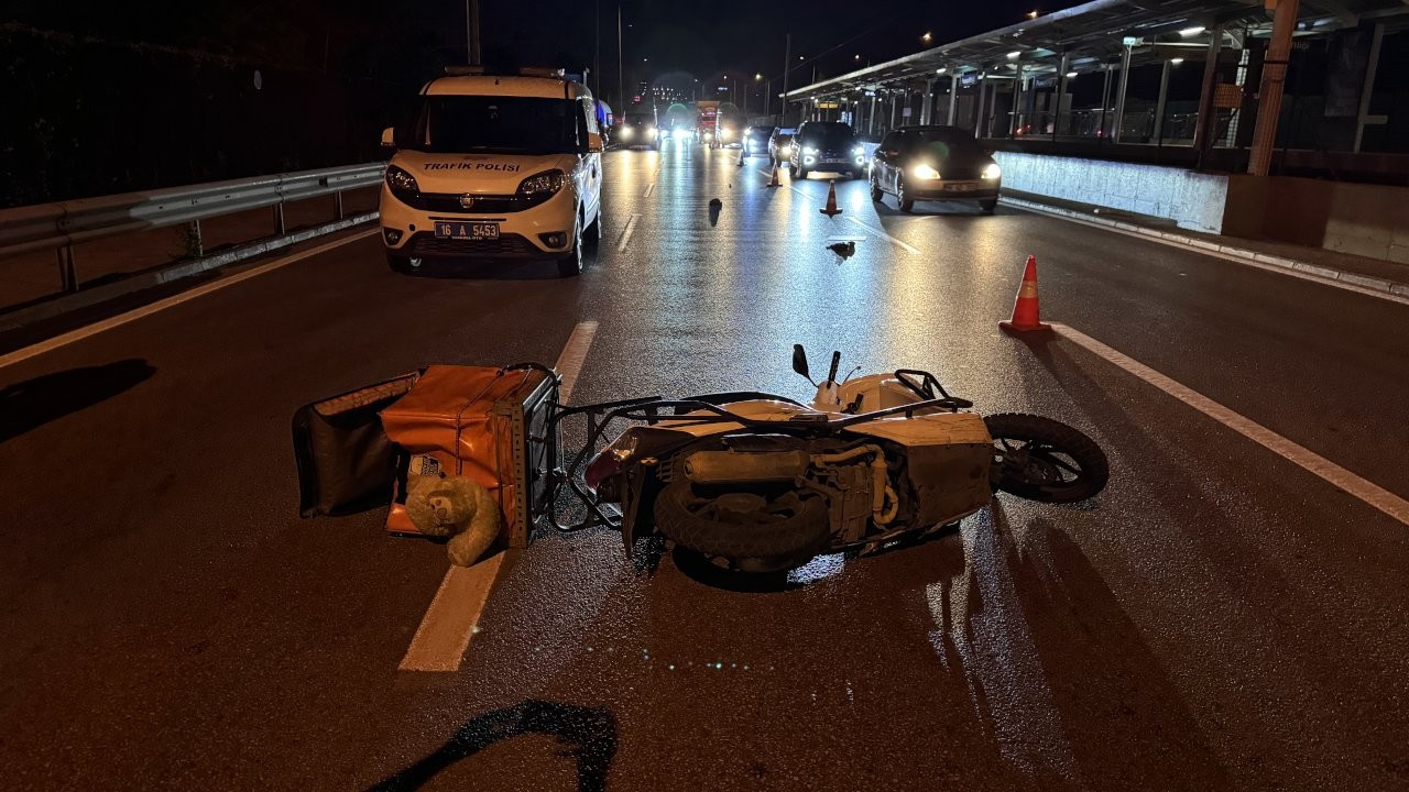 Bursa'da bariyerlere çarpan motosikletli kurye hayatını kaybetti