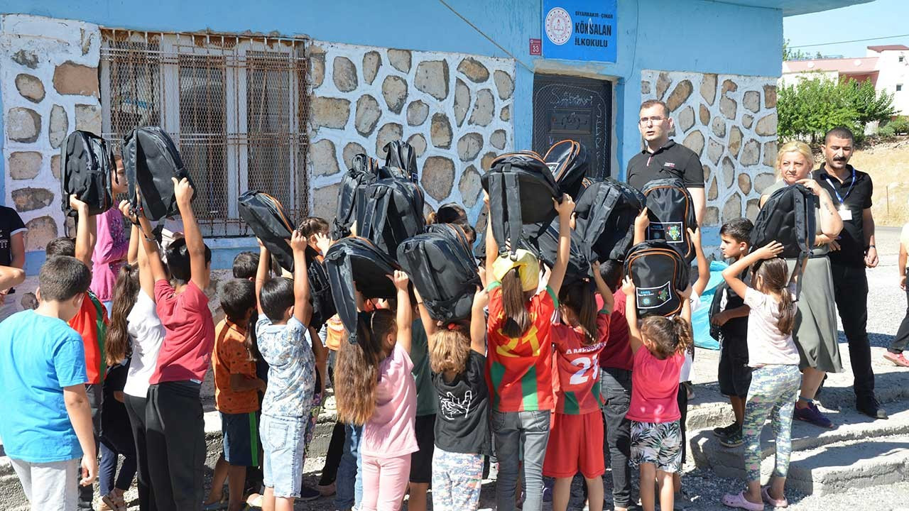 Çınar’daki yangından etkilenen öğrencilere kırtasiye desteği