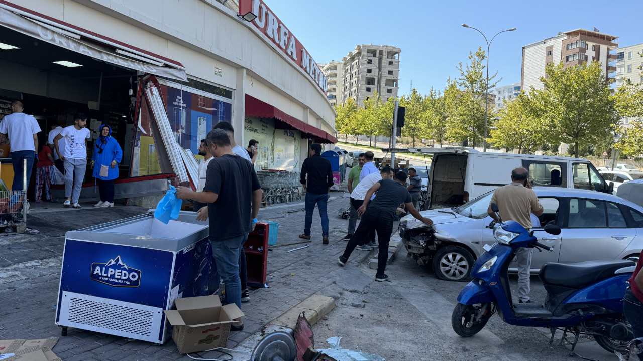 Urfa'da kontrolden çıkan otomobil markete girdi