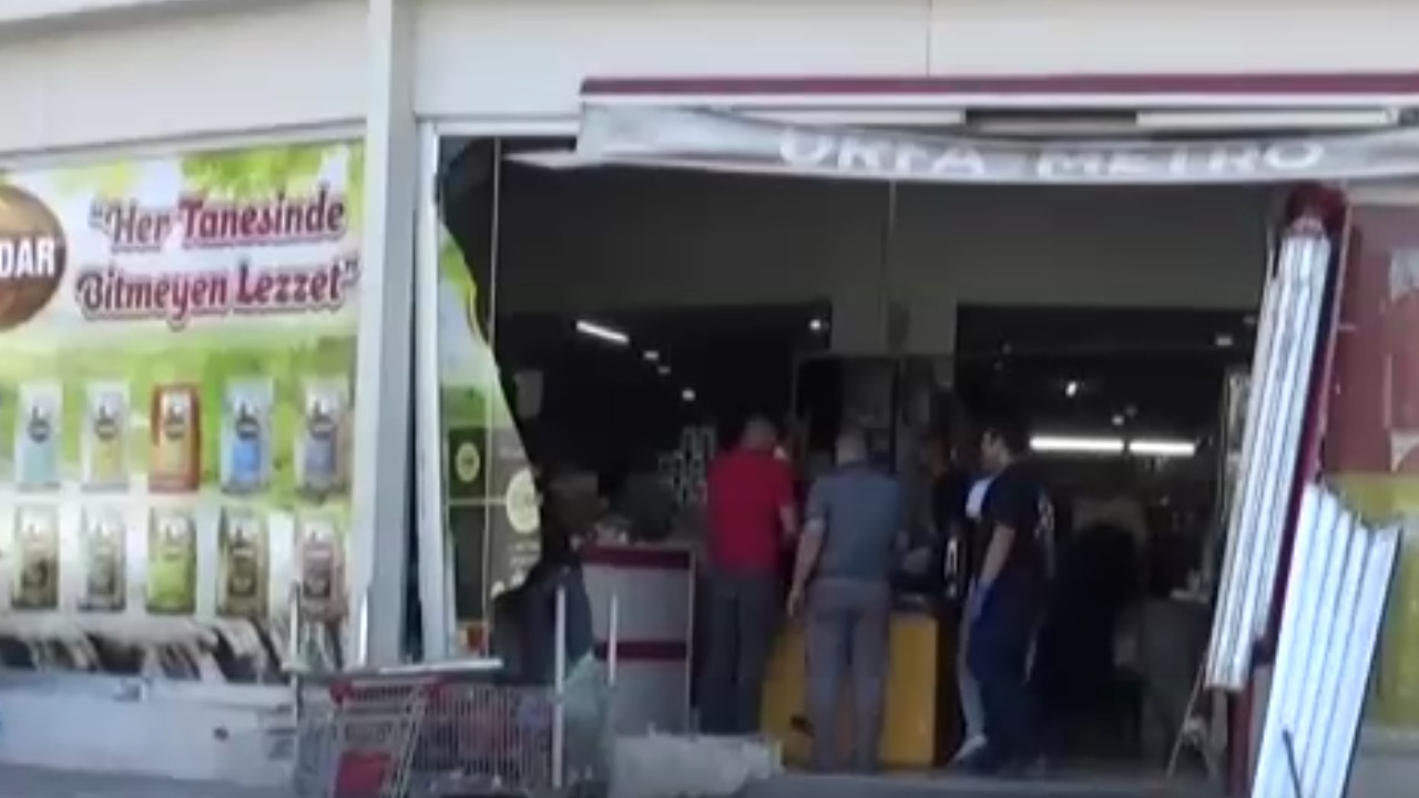 Kontrolden çıkan araç markete girdi