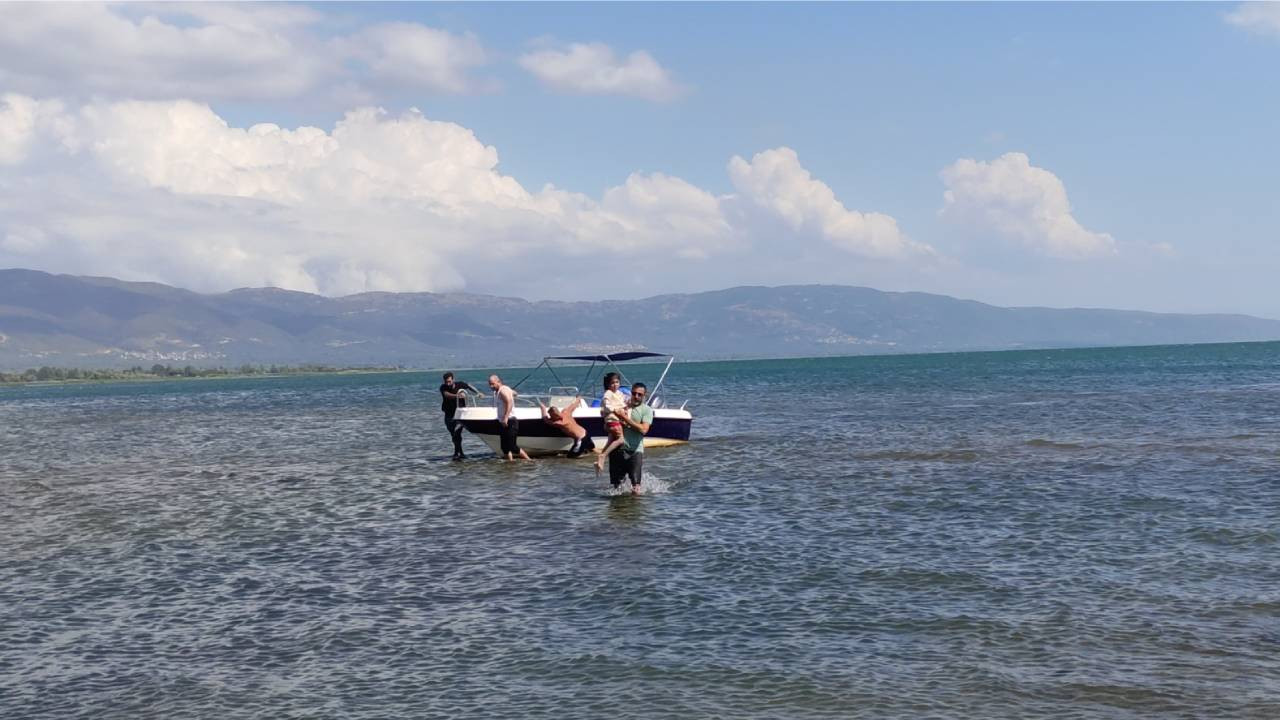 İznik Gölü'nde rüzgarda sürüklenen deniz botundaki 2 çocuk kurtarıldı