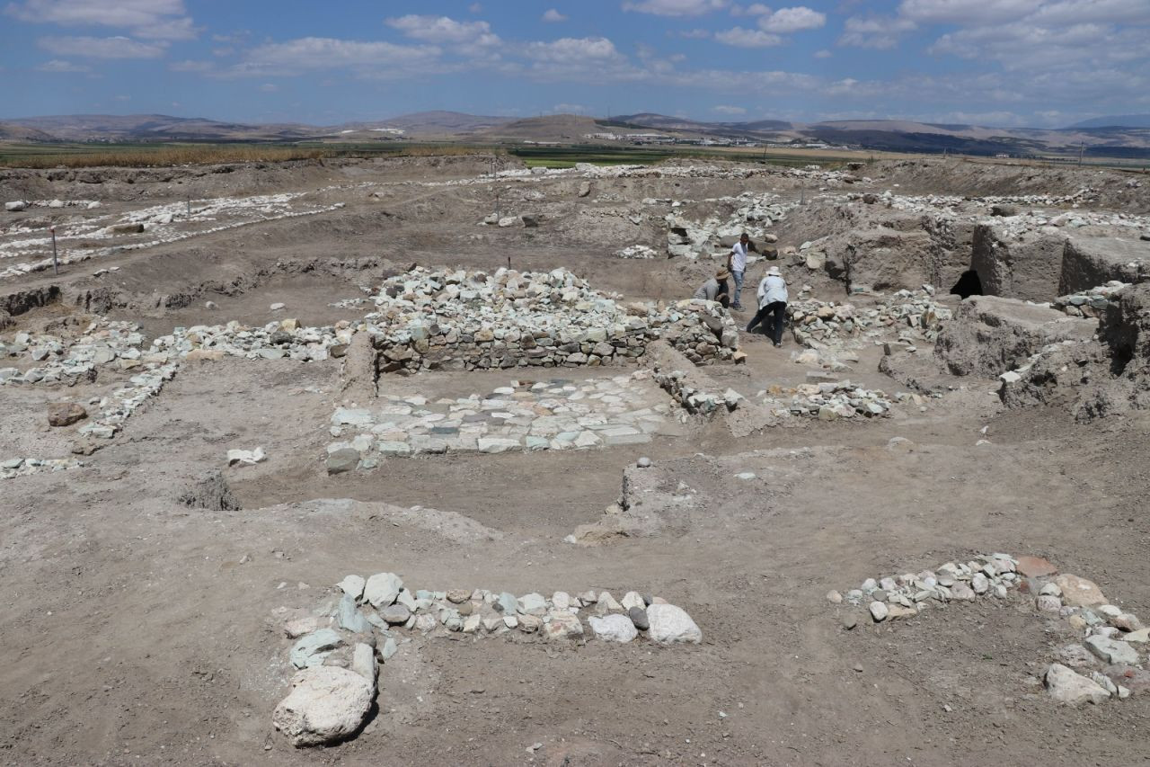 Oluz Höyük'te 18 yılda 6 uygarlığa ait 2 binden fazla eser bulundu - Sayfa 1