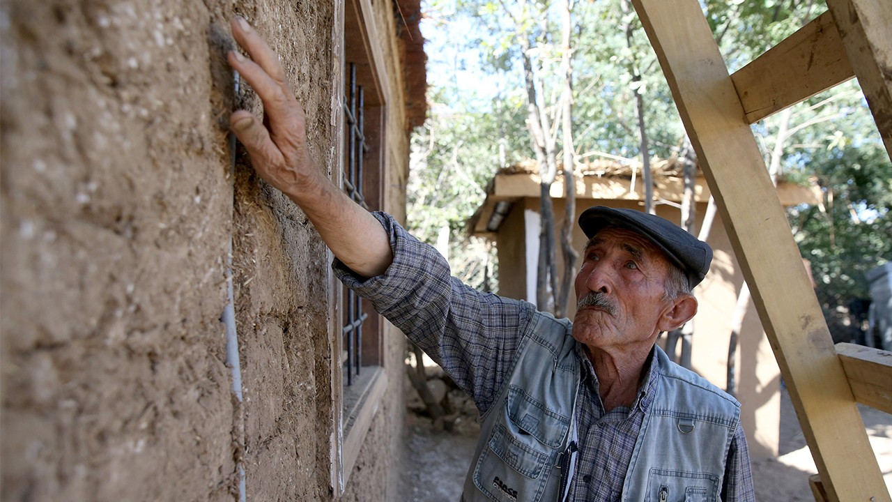 Halil usta 65 yıldır kerpiç döküyor